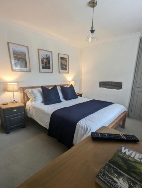 Kendal Cottage with Fireplace - Couples' Retreat